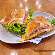 Pão francês, presunto, queijo prato, ovo, alface e tomate.