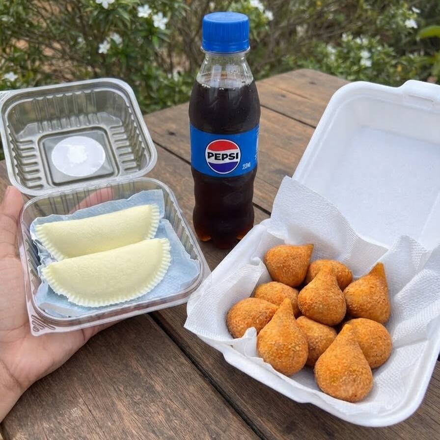 2 pastéis de ninho com Nutella, 10 coxinhas de frango e ainda leva 1 refri de 200ml.