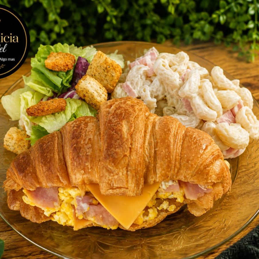 Almuerzo para 2 Croissant T+ 2 Latte Frio Vainilla
