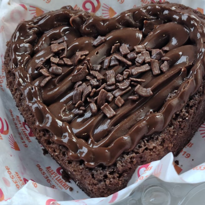 Massa chocolate 13.5cm, recheado por dentro com muito chocolate cremoso e gotas crocantes