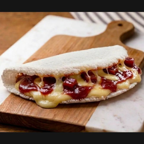 Massa de Tapioca recheada de goiabada cremosa e queijo mussarela