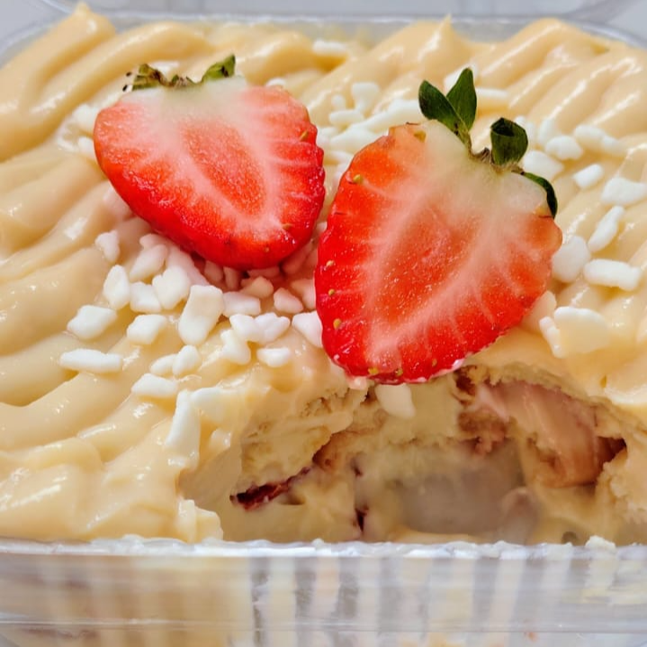 Pavê cremoso de ninho com morango. Camadas de biscoito molhadinho, recheio cremoso de ninho e fatias de morango