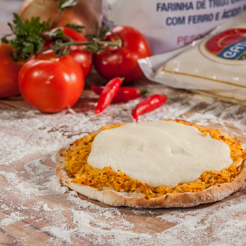 Frango bem temperado e desfiado coberto com catupiry, caso queira muçarela utilize as observações