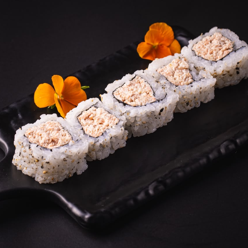 10 peças - Uramaki Patê de Salmão: arroz japonês e alga nori recheados com um delicioso patê de salmão cremoso com cream cheese, finalizados com gergelim. Uma opção leve, cremosa e cheia de sabor, perfeita para quem ama combinações suaves e irresistíveis! 🍣✨