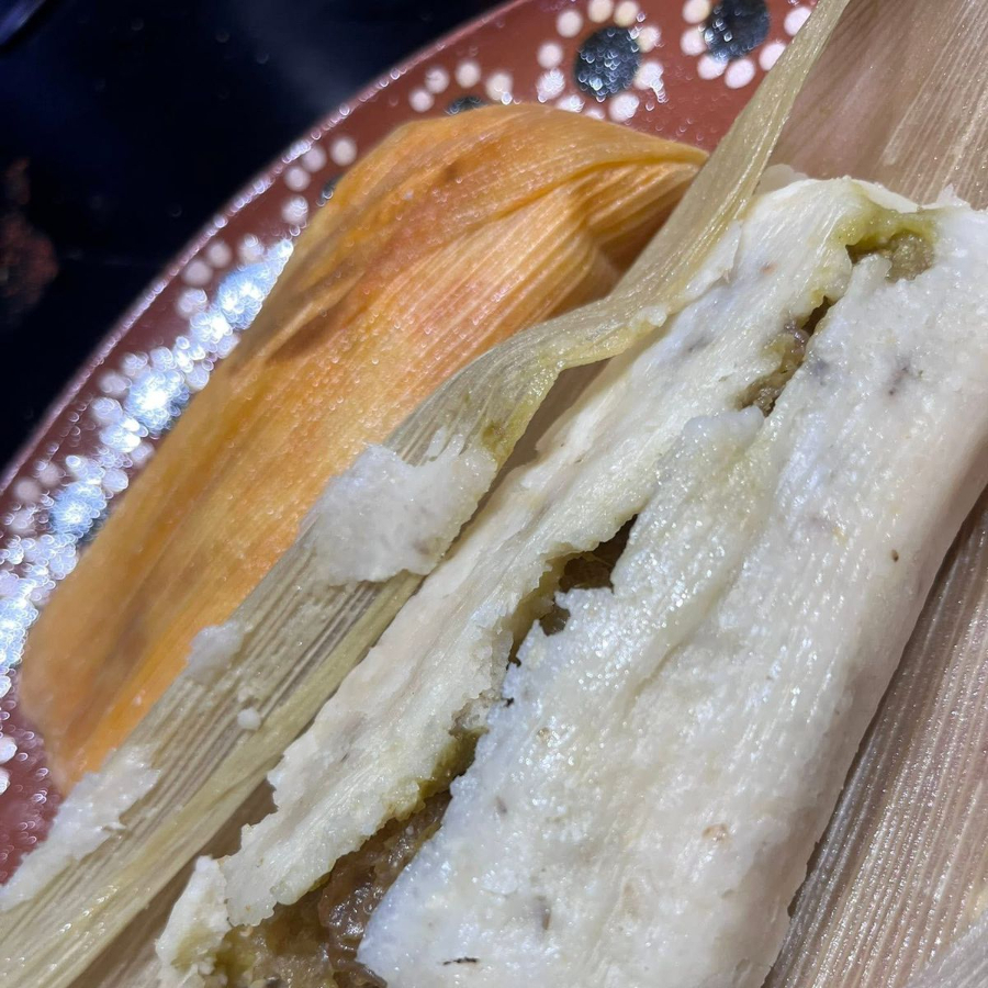 Tamal de chicharron en salsa verde