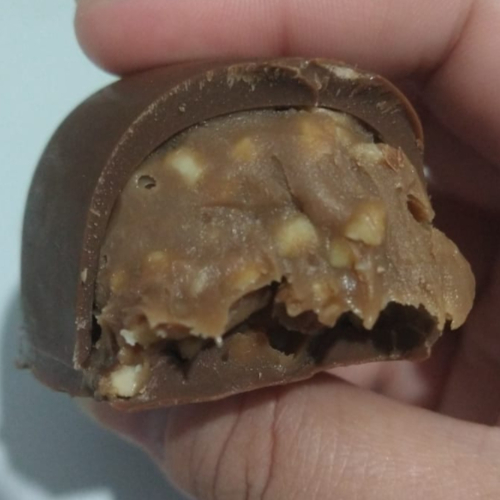 Um delicioso trufão feito com chocolate 100% ao leite de linha premium, junto a um cremoso brigadeiro gourmet com amendoim granulado no recheio. Vai ser dificil comer um só.