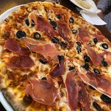 Pizza Jamon Serrano, Aceitunas y Queso Parmesano