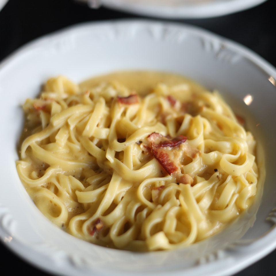 Autêntico carbonara, com massa fresca, queijo, bacon, gema e pimenta do reino