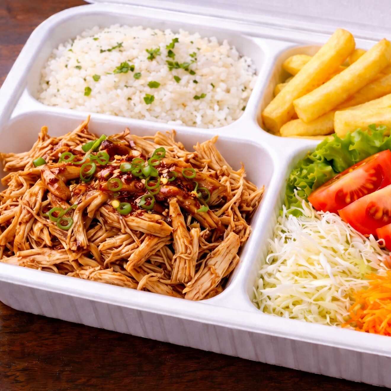 Frango Desfiado Bbq Pepper Especial Frango selecionado, preparado lentamente até ficar macio e desfiado, finalizado com molho barbecue levemente picante que realça o sabor da carne. Servido com arroz branco, fritas douradas e salada fresca e crocante. Prato completo com toque americano!