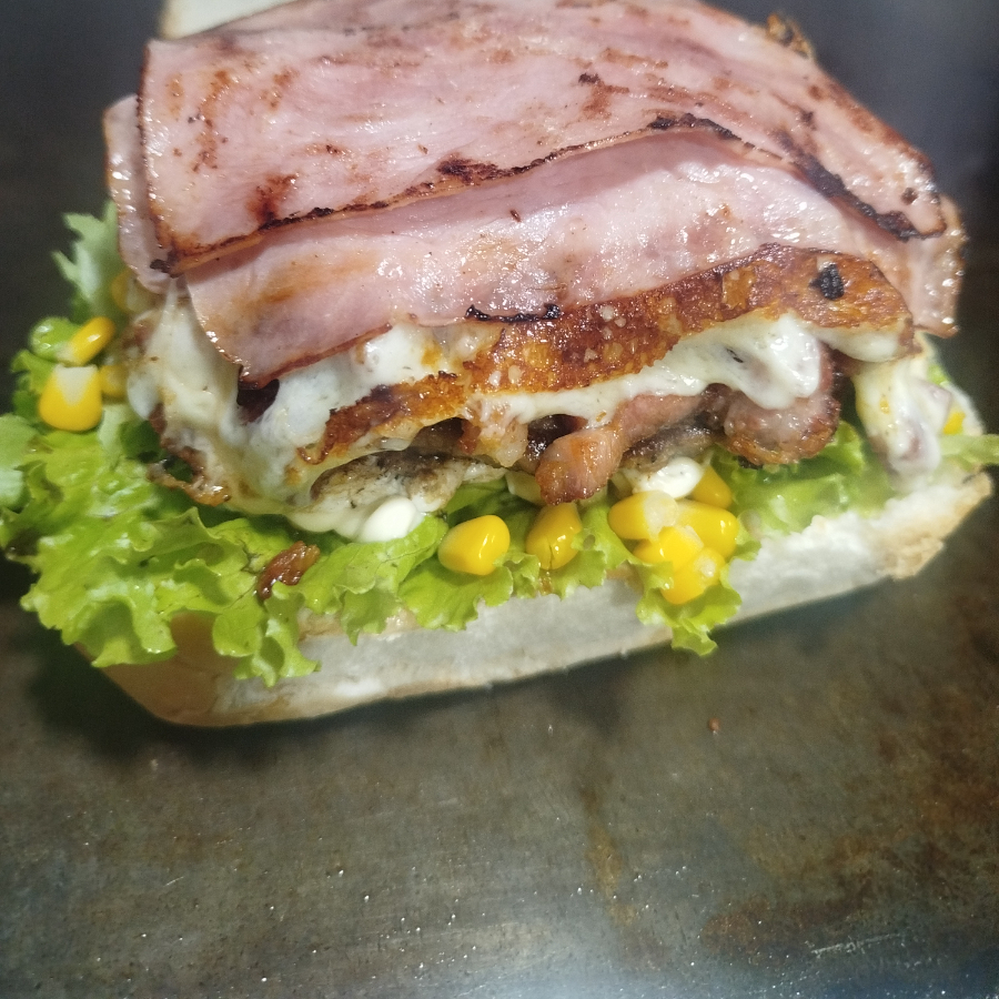 Hambúrguer, bacon, presunto e queijo, alface e tomate