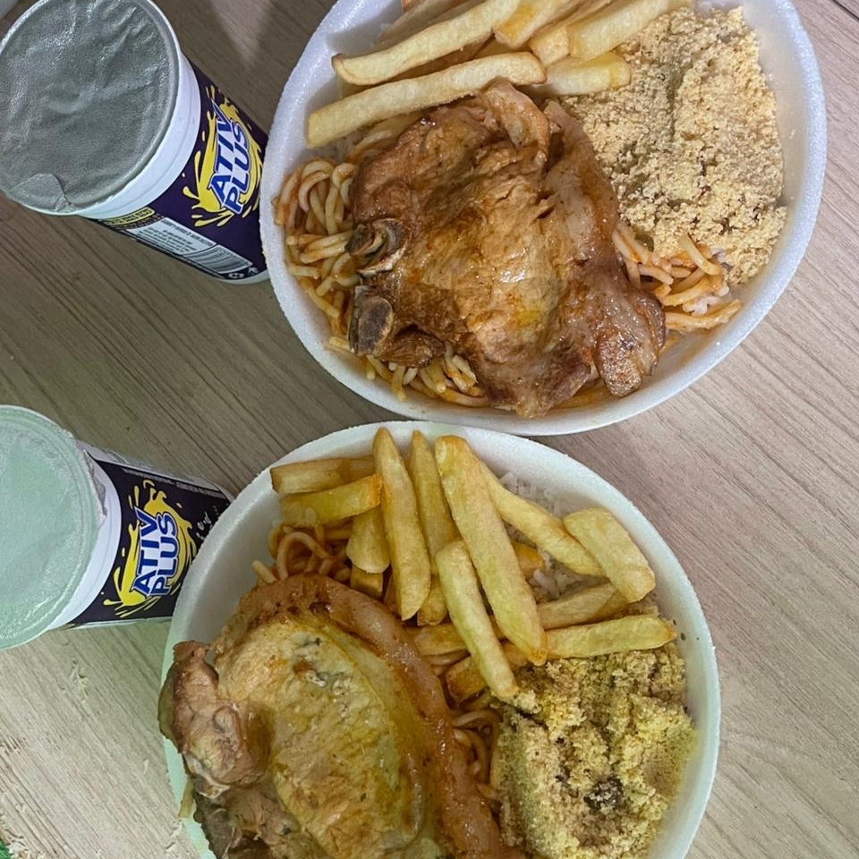Duas marmitas com Arroz,Feijão,macarrão e farofa
