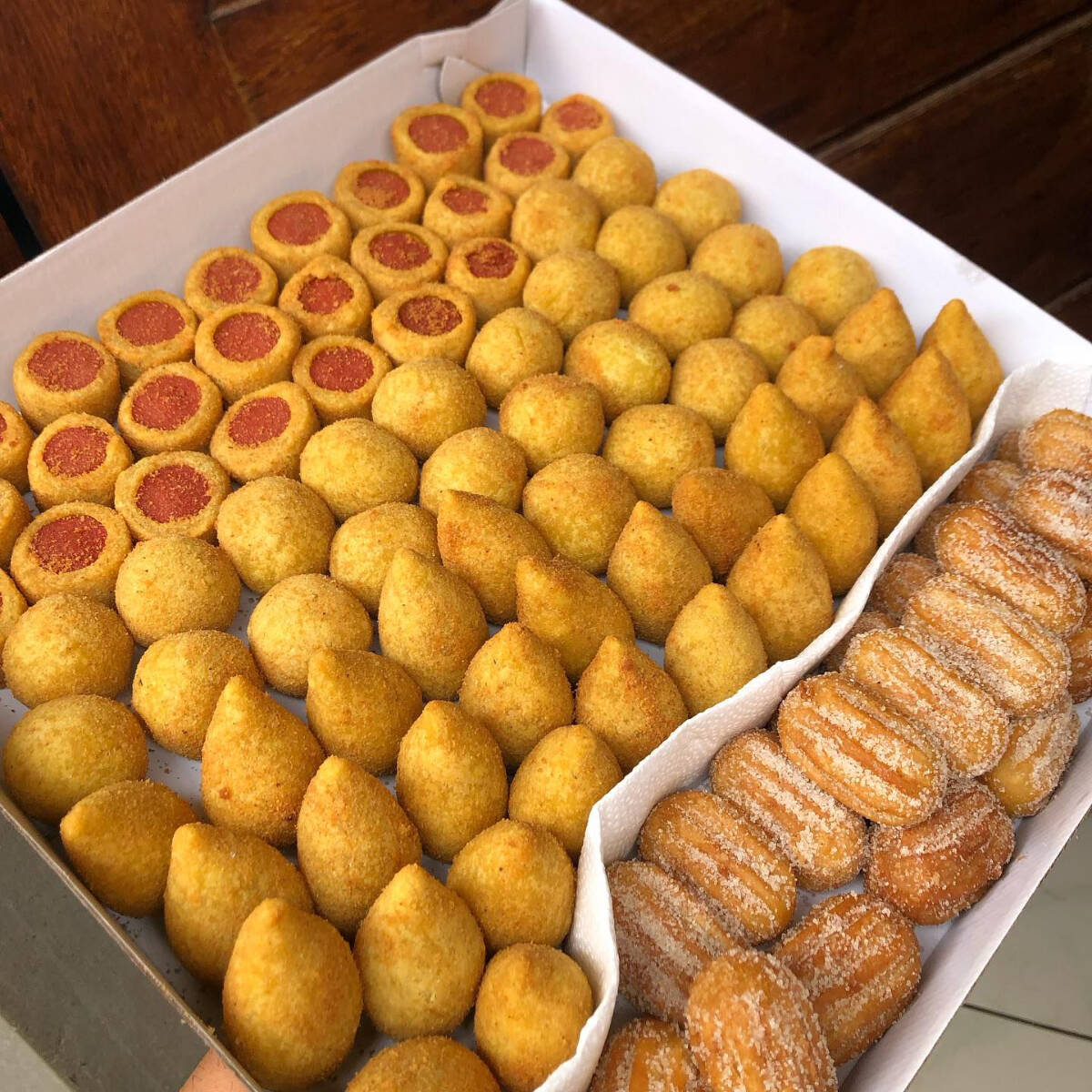 Combo perfeito para dividir com os amigos! 100 Deliciosos Salgadinhos fritos na hora + 15 Mini Churros Uma deliciosa porção de salgados quentes e crocantes fritos na hora, perfeita para compartilhar com amigos e familiares. Essa porção inclui uma variedade de salgados irresistíveis, que são produzidos com massa de batata , levando ao extremo prazer gastronômico.! Confira essas Delicias!!!! Deliciosos salgados/Petiscos saborosos/Opções de aperitivos/ Salgados fritos e assados/ Massas recheadas e crocantes/ Salgados empanados e sequinhos/ Variedade de pastéis e coxinhas/ Bolinhos irresistíveis/ Quiches e empadas fresquinhas/ Pães de queijo quentinhos / entrega rapida/ salgados maravilhosos / salgados fritos / porções/ salgados grandes/ salgados para festa/ salgado crocante