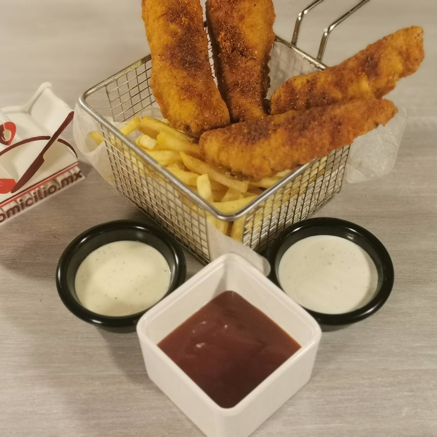 4 hot tenders con papas