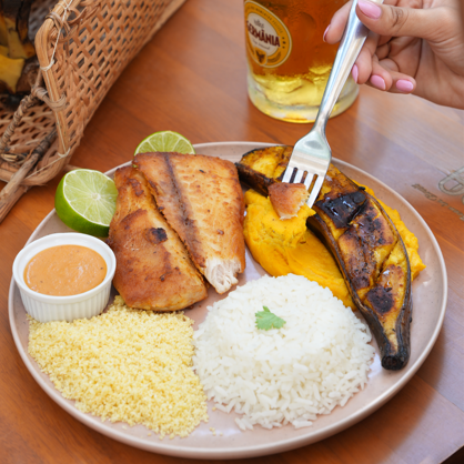 Generoso filé de Filhote frito com acompanhamentos a escolher. A partir de R$ 97,00