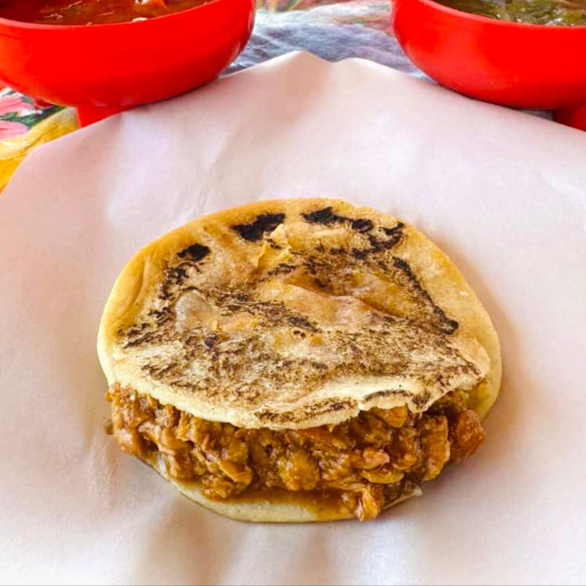 Gordita de chicharrón prensado