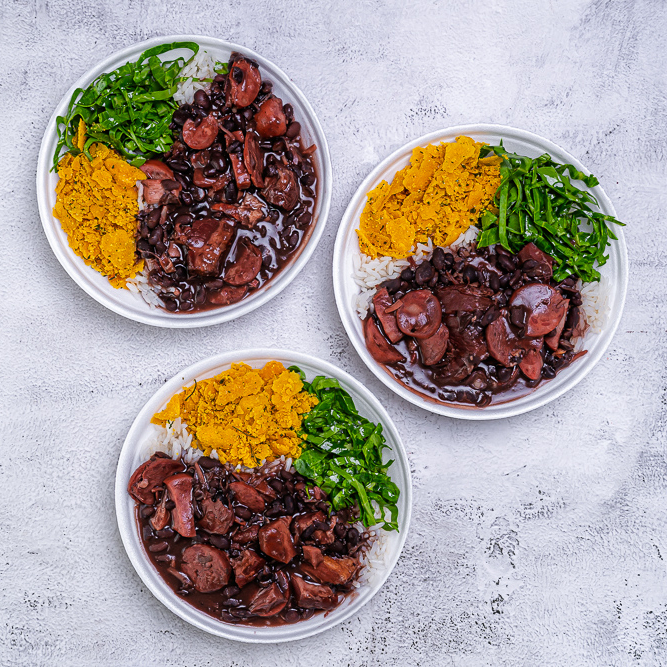 3 Marmitas de feijoada magra individual (arroz, carne seca, lombo, costelinha, linguiça calabresa, paio, couve refogado na manteiga, farofa e torresmo). Marmita indicada para 03 pessoa.