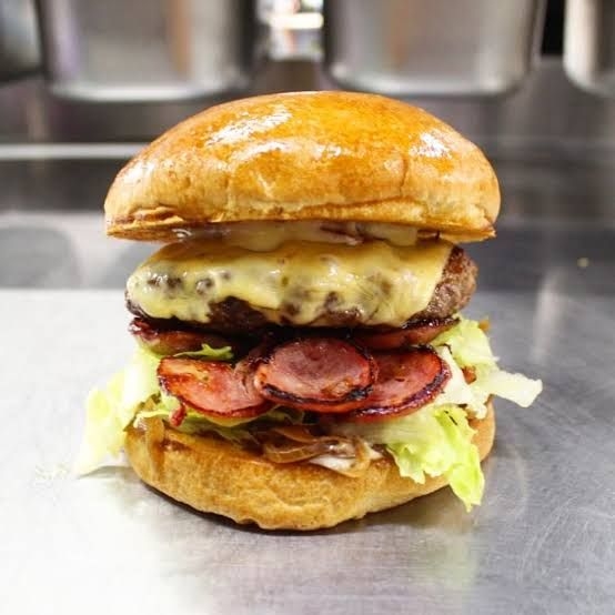 Irresistível e crocante, Pão brioche, tomate, cebola e alface, carne industrial 56g, mussarela, Calabresa e molho especial.