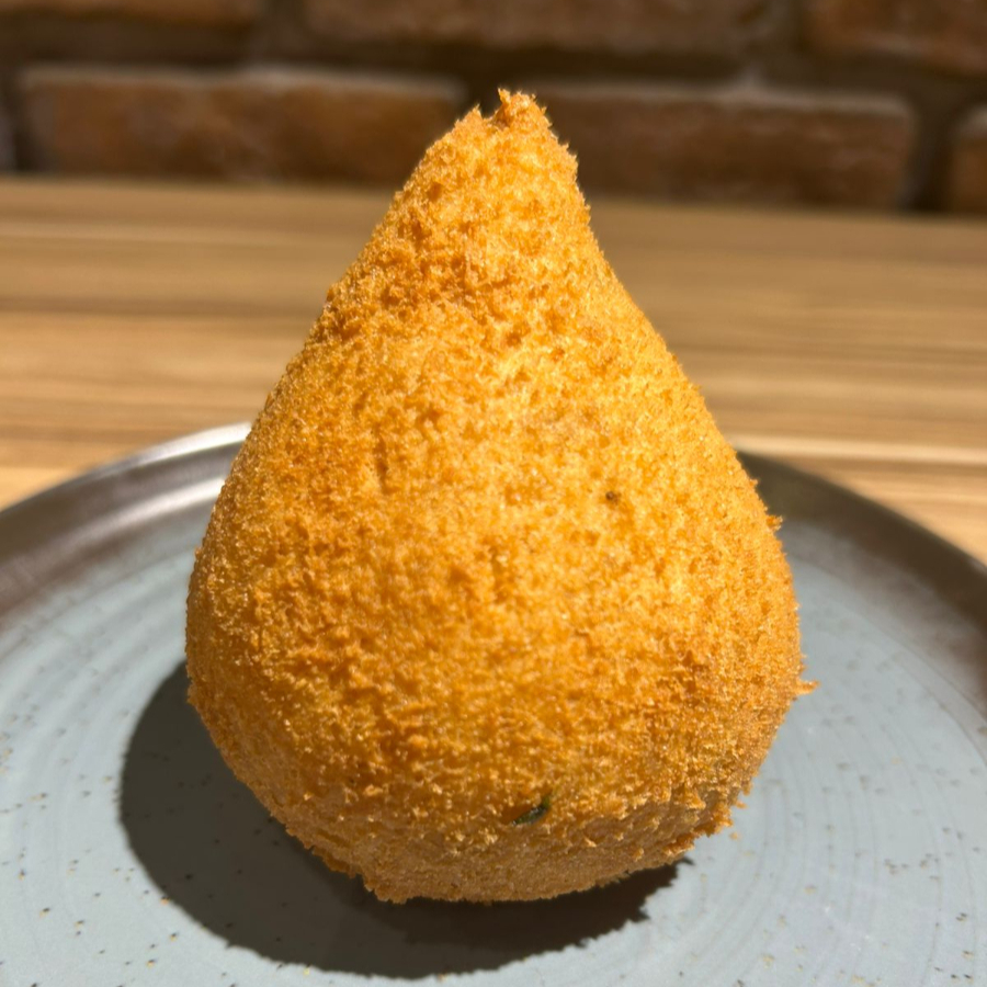 Coxinha recheada com frango desfiado ao molho de tomate