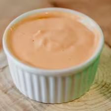 Este é um Cheddar excepcionalmente cremoso, com uma textura suave que derrete na boca e um sabor inconfundível, tornando-o uma adição perfeita.