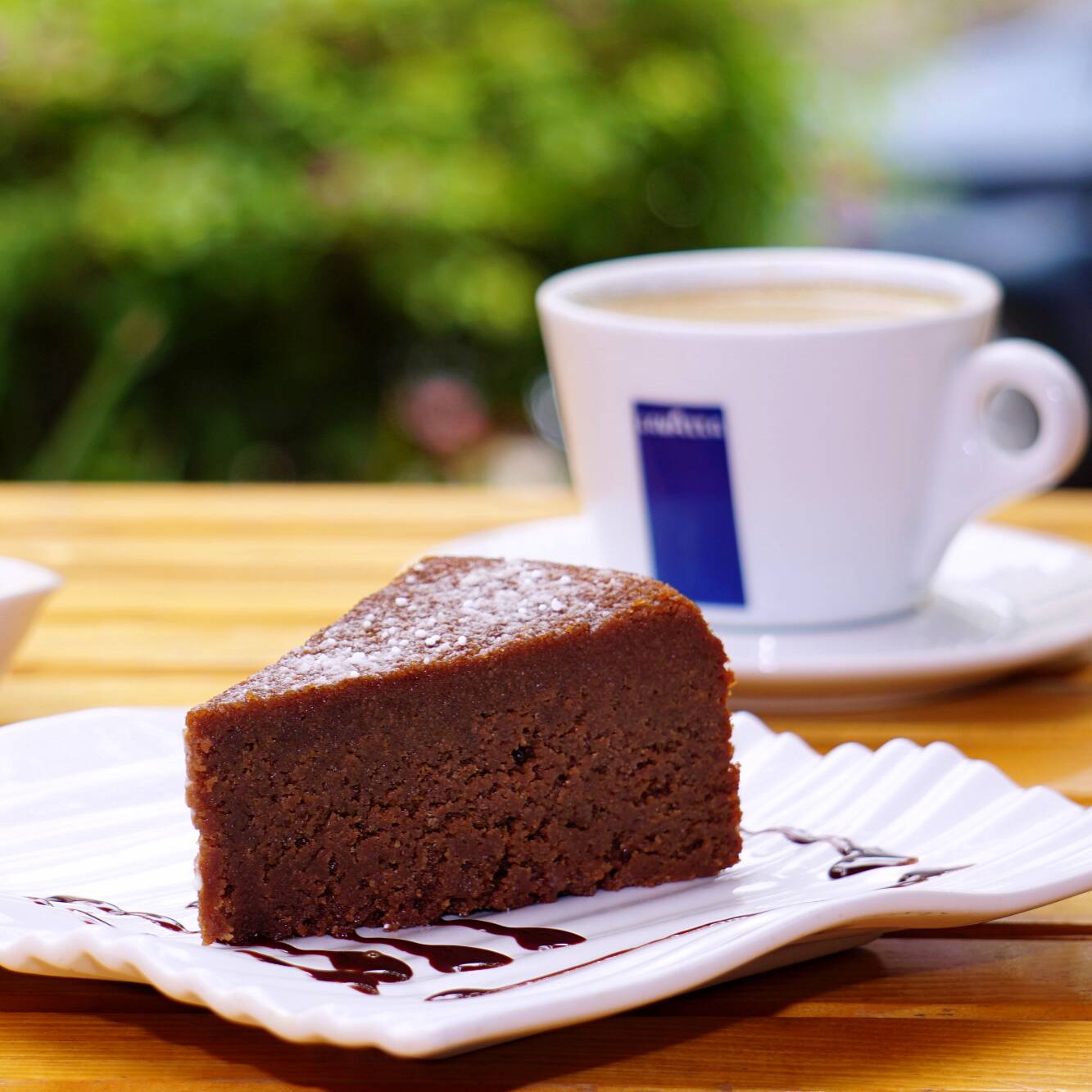 Rebanada de Pastel Chocolate con Almendras