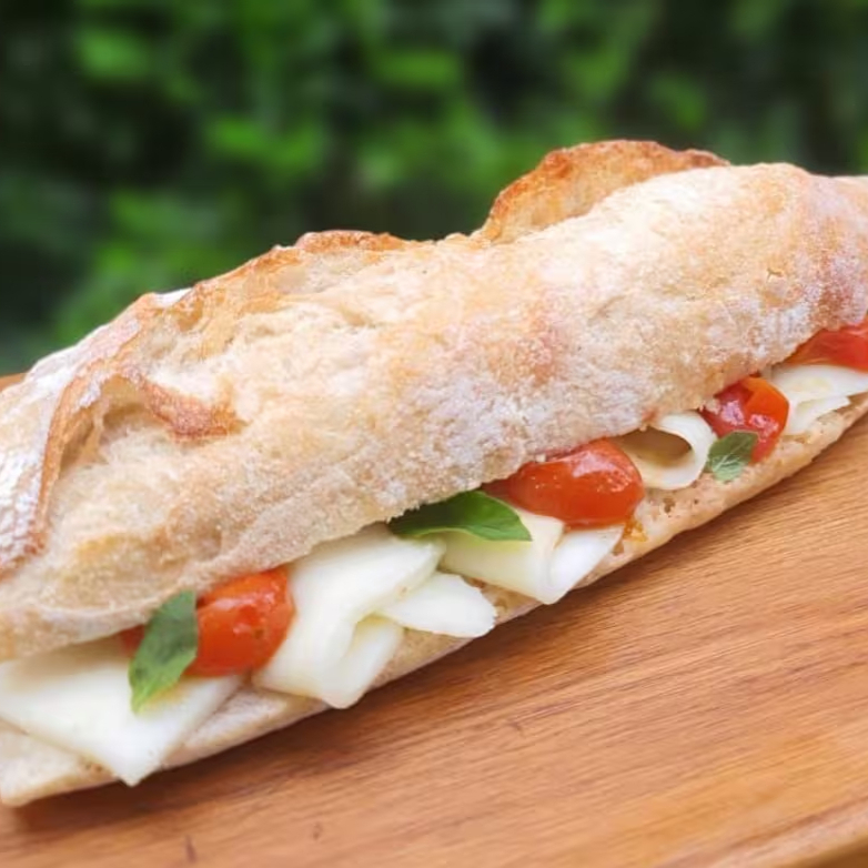 1/2 Baguete Francesa com Mussarella de Búfala, Confit de Tomate Sagrado e Folhas de Manjericão Fresco.
