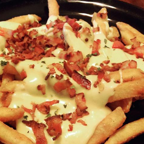 Deliciosa porção de fritas com queijo e bacon (300g em média)