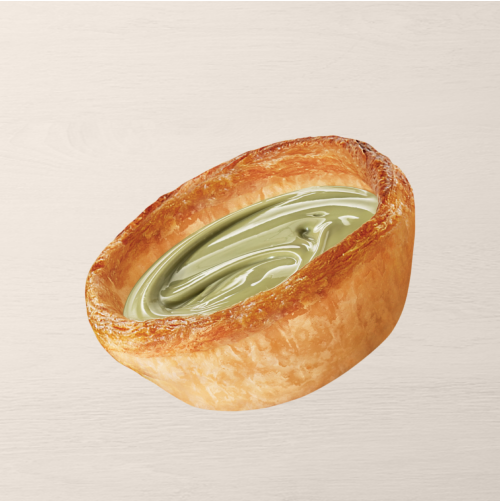 Massa folhada crocante coberta de creme de pistache.