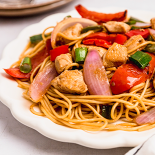 Tallarín Saltado de Pollo a Lo Criollo