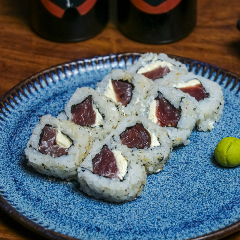 Uramaki, alga por dentro e recheio de atum e cream cheese.