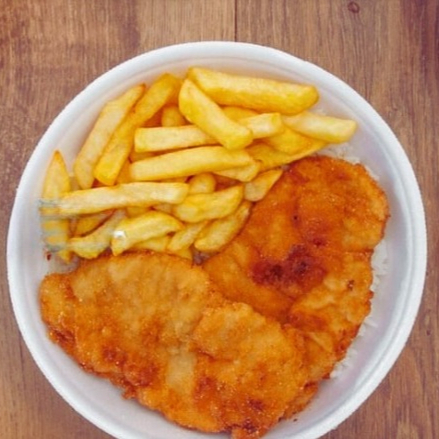 Á milanesa de frango empanado na farinha de rosca, arroz , feijão e batatas fritas.