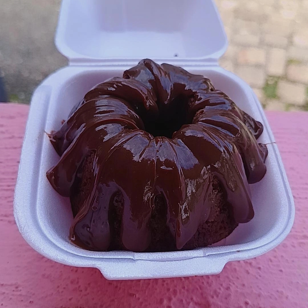 Caserinho Chocolatudo feito com brigadeiro 50% e brigadeirinho. Bolo molhadinho e fofinho.
Massa de chocolate