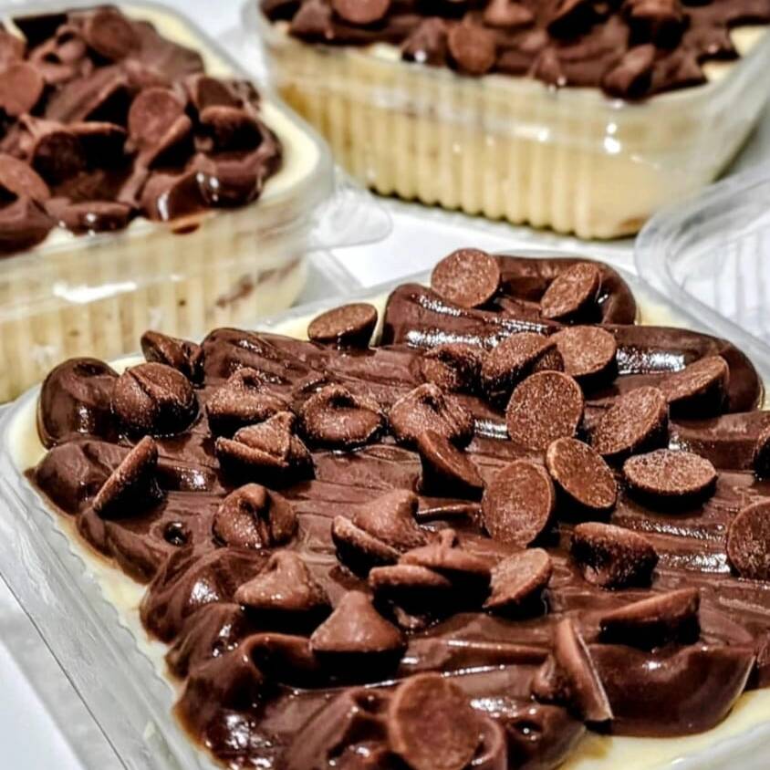 Pavê cremoso de ninho. Recheios e camada de biscoito macio e ninho cremoso. Finalizado com creme de chocolate.