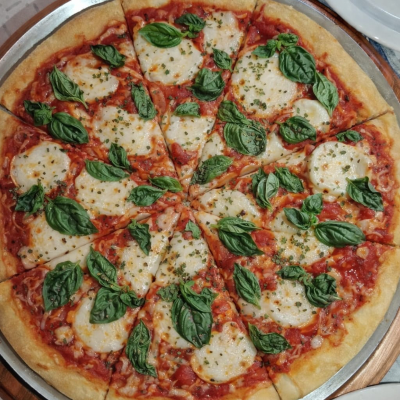 Massa fina, mussarela, molho de tomate, tomate em rodelas e manjericão