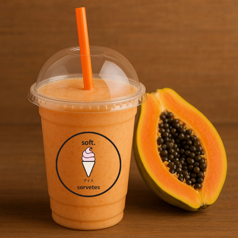 Este milkshake é uma mistura irresistível e cremosa de sorvete de baunilha de primeira qualidade, batido harmoniosamente com leite integral, enriquecido com uma pasta saborosa, intensa e exótica de mamão papaia. Uma indulgência tropical irresistível! Imagem meramente ilustrativa.