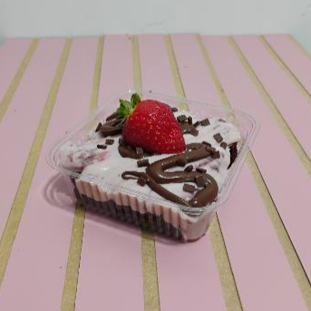 Delicioso brownie chocolatudo com brigadeiro de morango e nutela