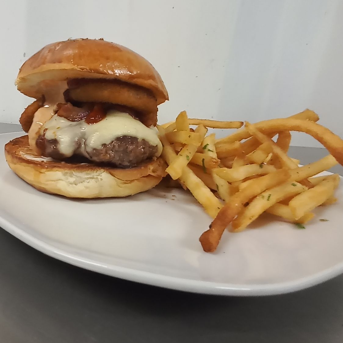 Barbecue Burger con Papas Fritas
