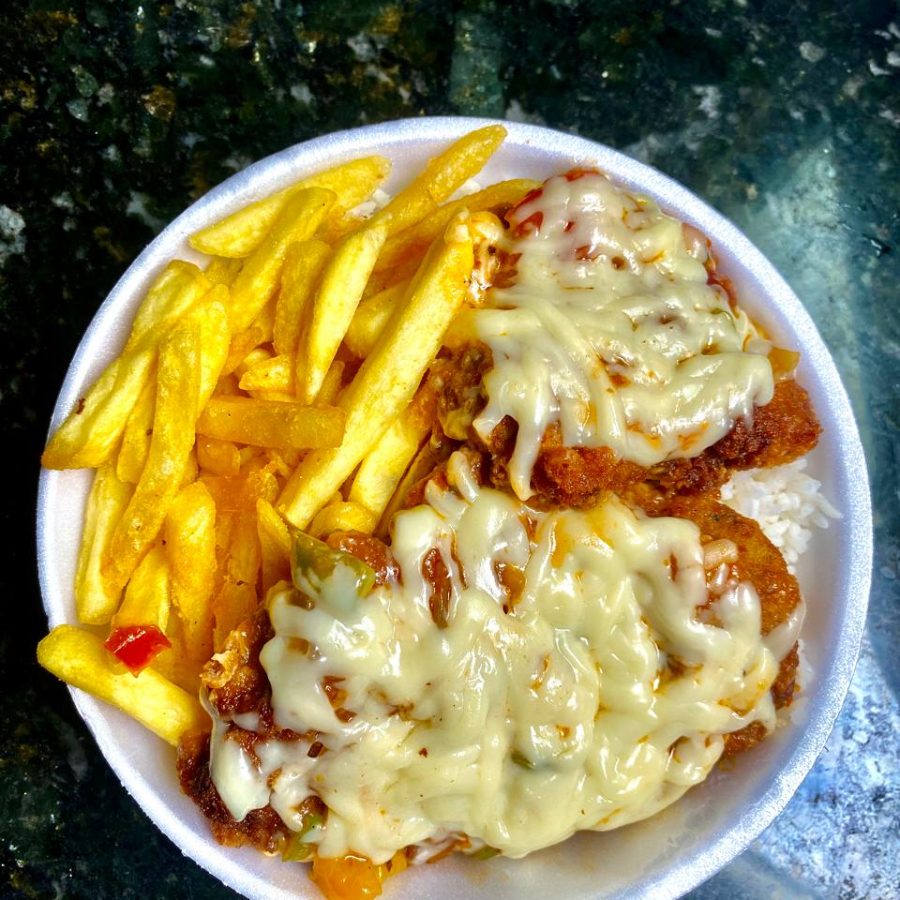 Arroz.feijão marrom e batata frita