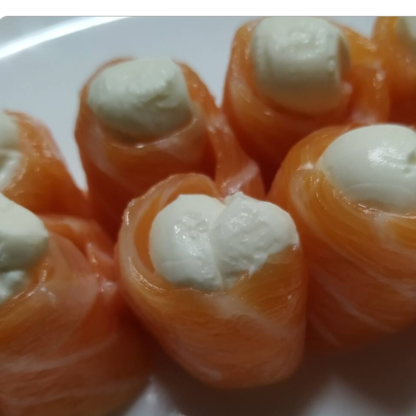 enrolados de salmão com cream cheese