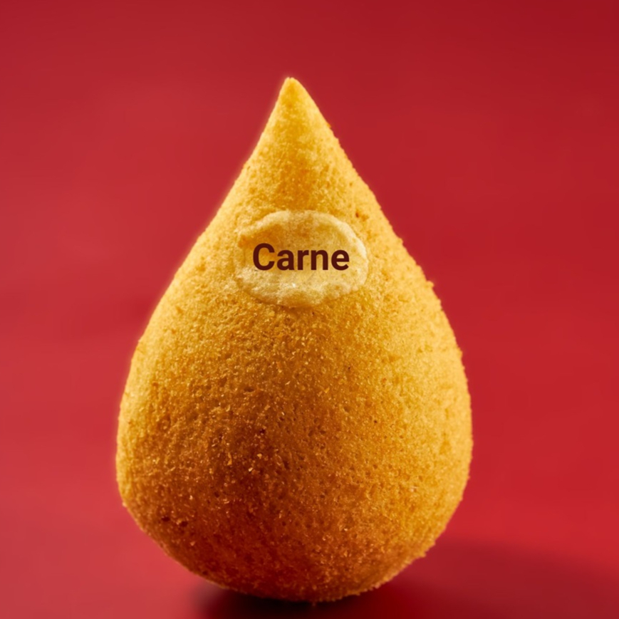 Irresistível Coxinha de Carne Feita com Massa de Batata Artesanal e Carne Moída Suculenta "à moda da vovó", é o Sabor da Tradição em Cada Mordida!