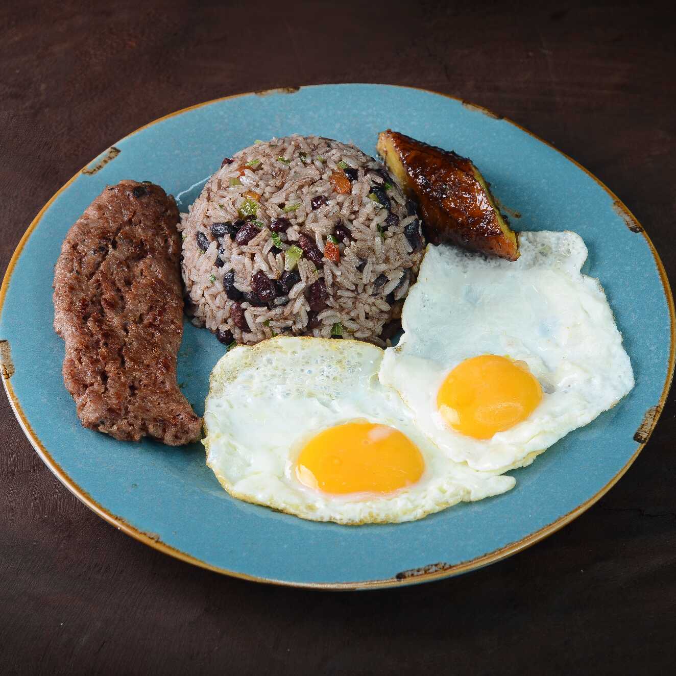 Pinto con Huevos y Chorizo