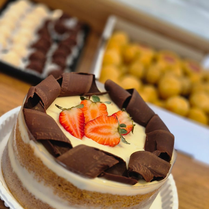 1 bolo doce 1,1kg aprox.
escolha entre os recheios disponíveis
100 salgados
30 doces
serve de 10 a 15 pessoas
obs.: não acompanha descartáveis