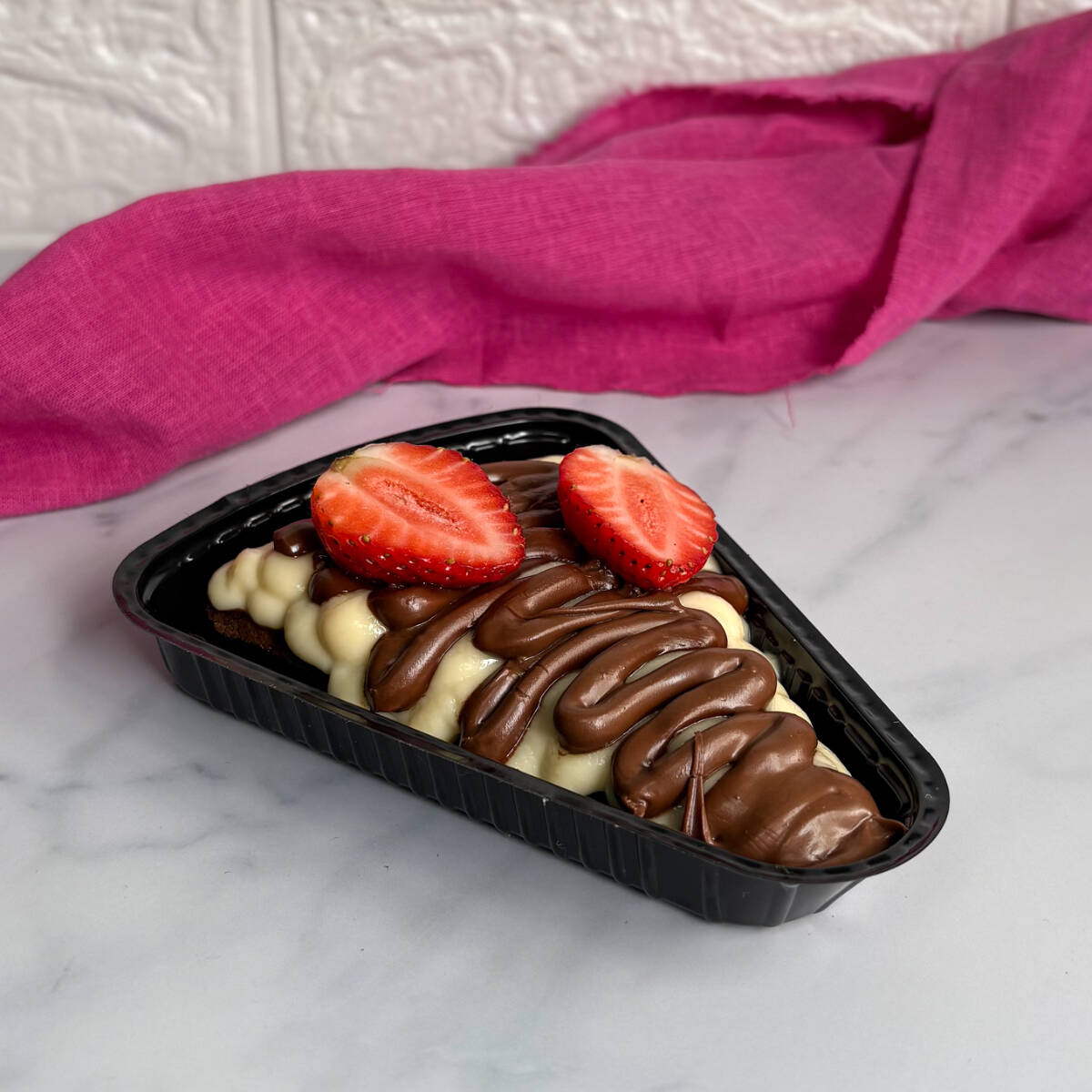 Pizza brownie recheada com brigadeiro de Ninho. fios de Nutella e morango.