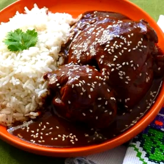 PLATILLO DE POLLO CON MOLE TIPO OAXAQUEÑO