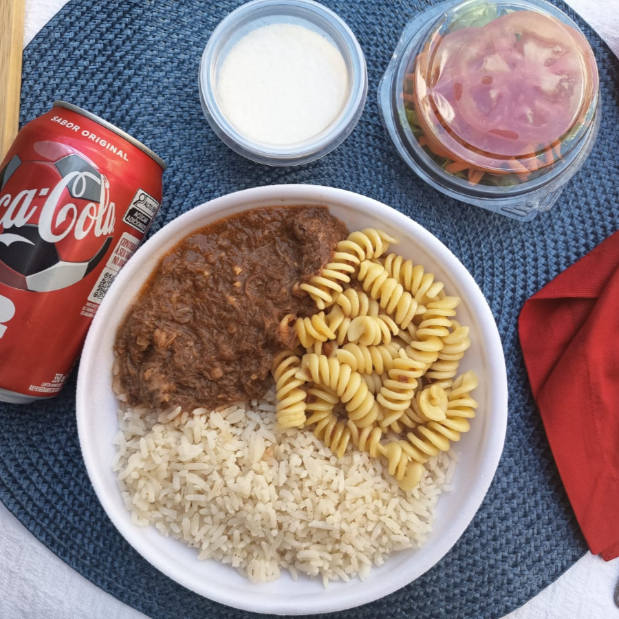 Escolha sua refeição para acompanhar com um refrigerante lata geladinho, e um pudinzinho da Domani, para completar sua refeição! Porção pequena para uma pessoa.