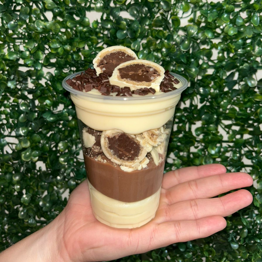 creme de ninho, pedaços de ouro branco e creme de chocolate com um bombom de ouro branco no topo