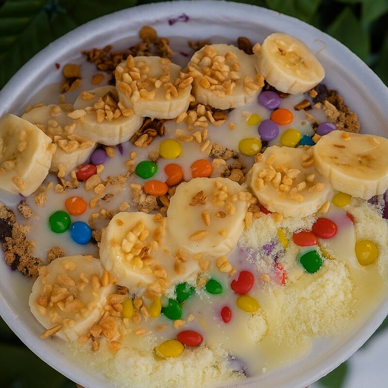 Ingredientes: leite condensado, leite em pó, granola, paçoca, banana e m&m, farinha amendoim.