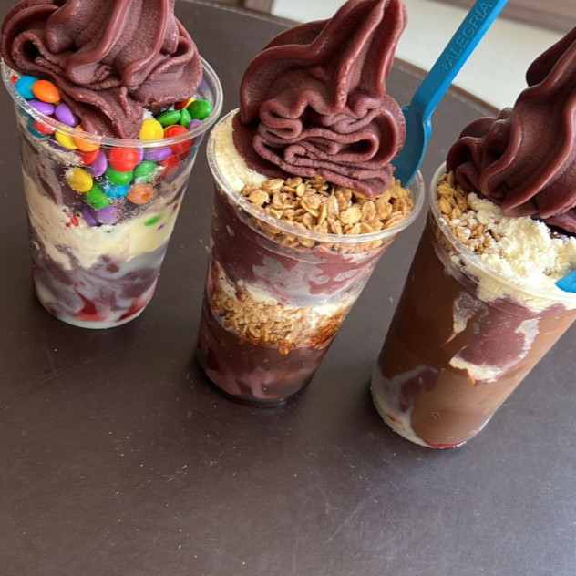 4 Delicioso açaí DE 200 ML com saborosos acompanhamentos. Monte seu açaí do seu jeito! obs. Não Enviamos Itens Separados.