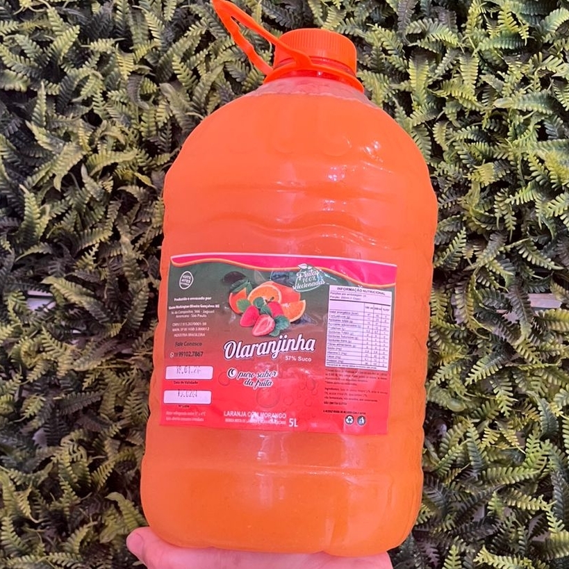 Suco de laranja, morango, água e açúcar