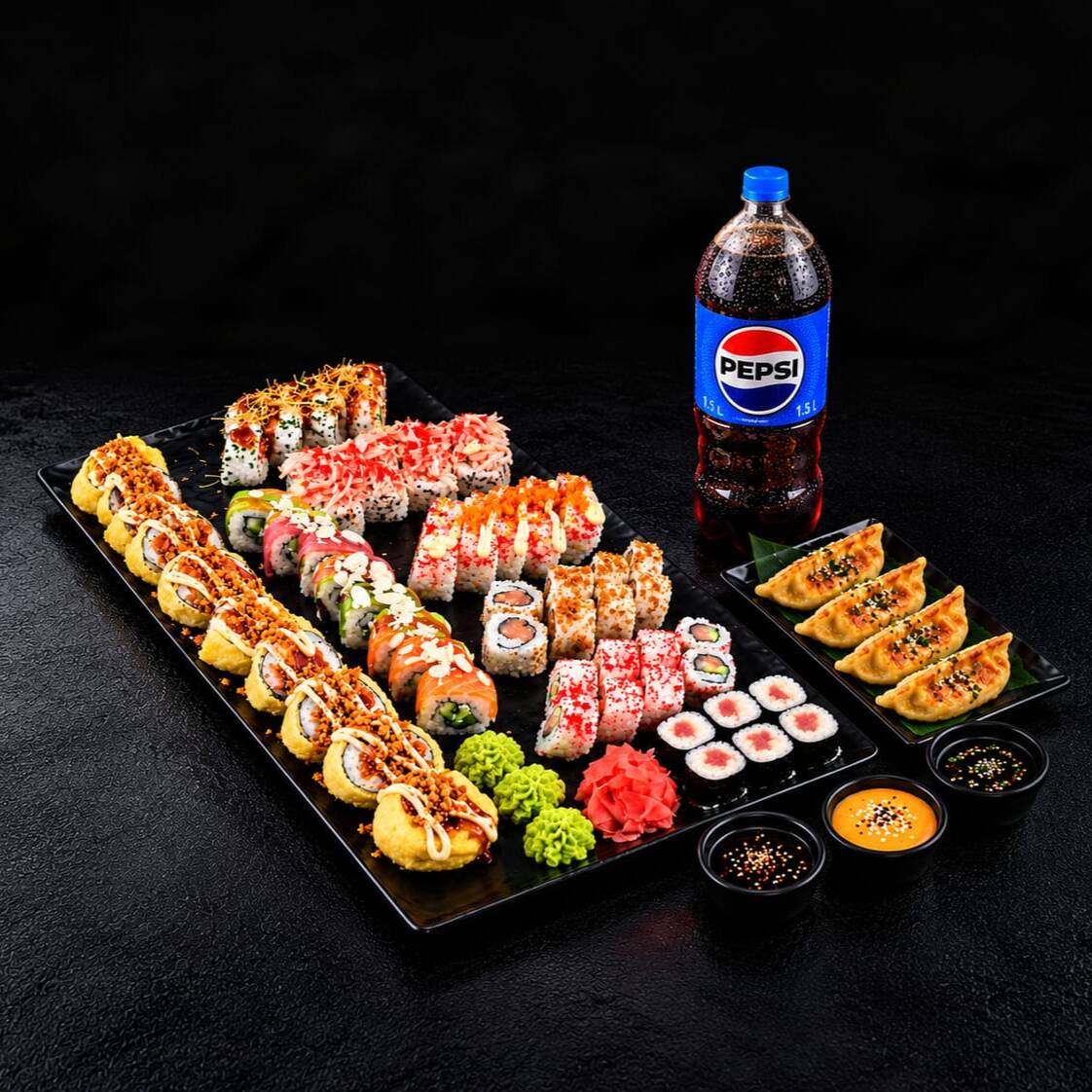 50 Piezas Sushi + 4 Té Fríos + 4 Gyozas + 2 Salsas