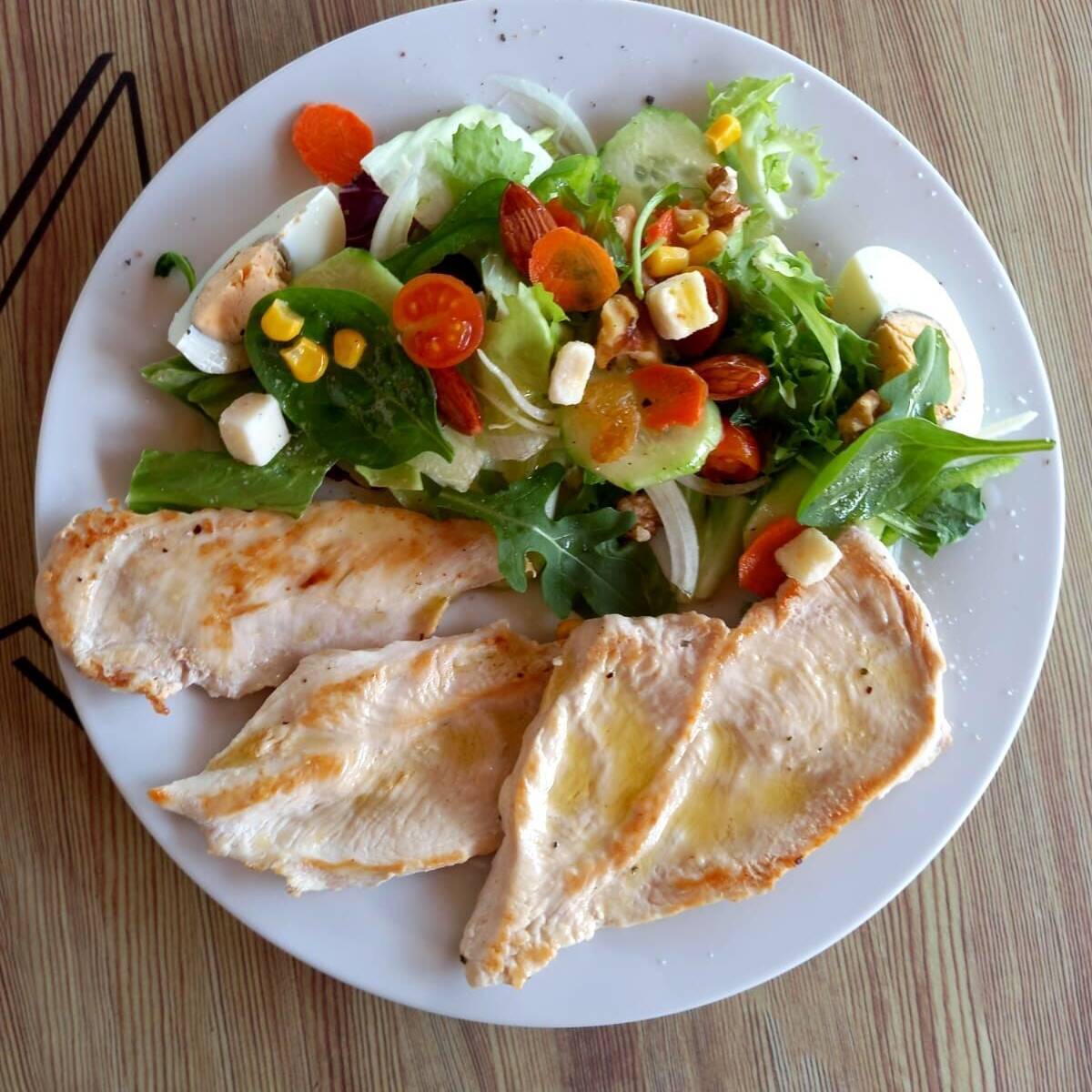 Pechuga de Pollo a la Plancha con Ensalada